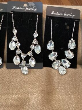 NEW lot of 4 wedding/formal nevklaces